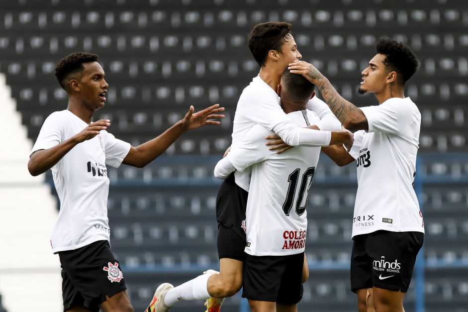 Corinthians promove mais seis atletas da base