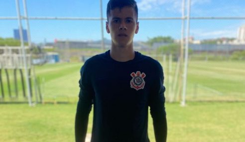 Corinthians contrata goleiro que estava no Flamengo