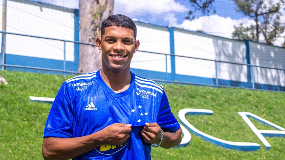 Cruzeiro oficializa contratação do atacante Vitor Leque