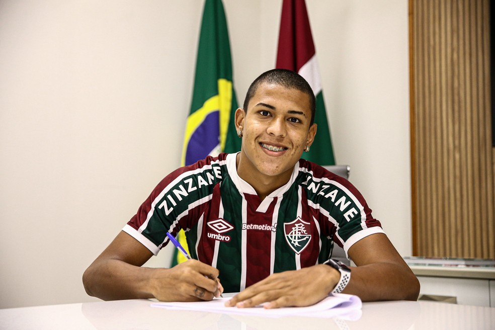 Joia campeã pelo sub-17 do Fluminense renova até o fim de 2024