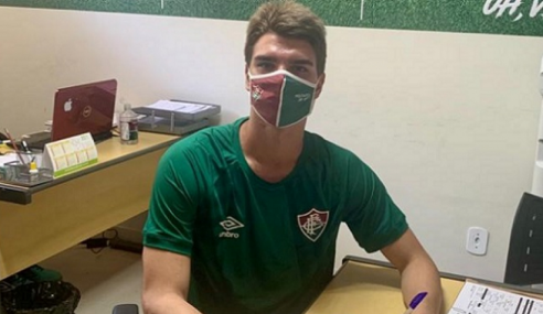 Goleiro da base assina primeiro contrato profissional com o Fluminense