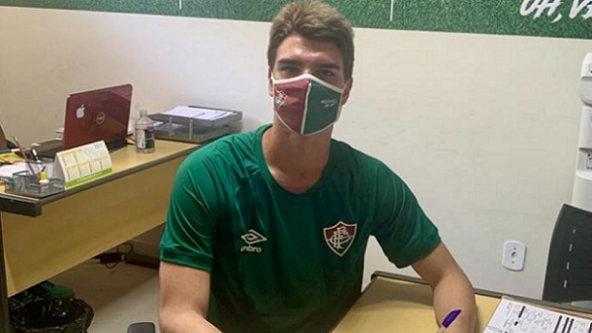 Goleiro da base assina primeiro contrato profissional com o Fluminense