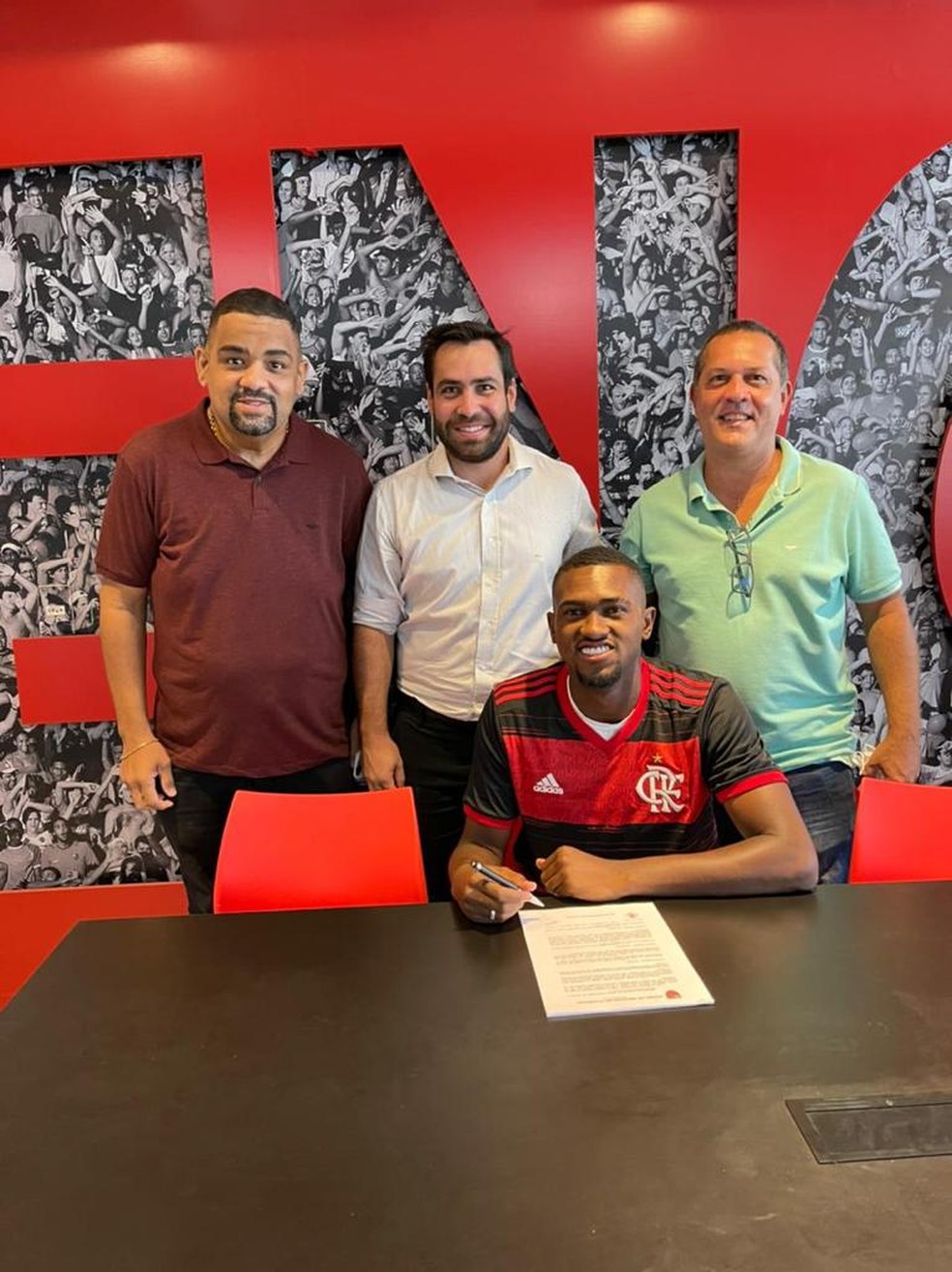 Zagueiro do time sub-20 renova contrato com o Flamengo até 2023