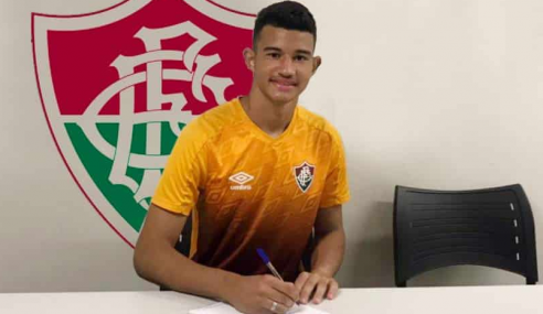 Goleiro de 15 anos assina contrato com o Fluminense