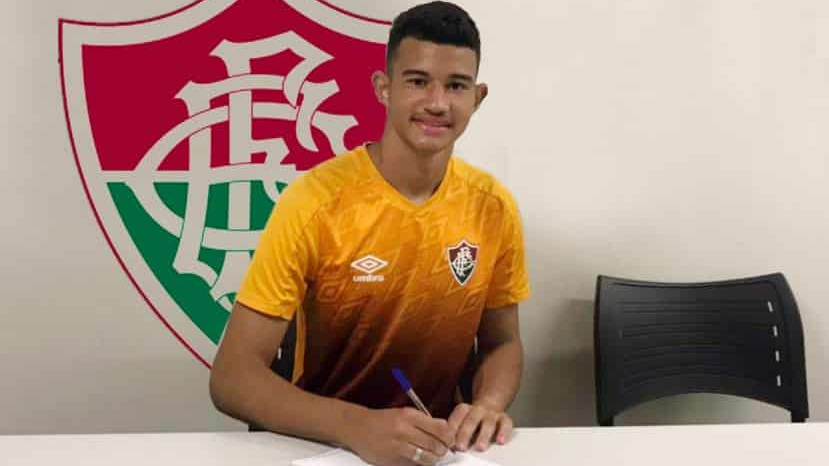 Goleiro de 15 anos assina contrato com o Fluminense