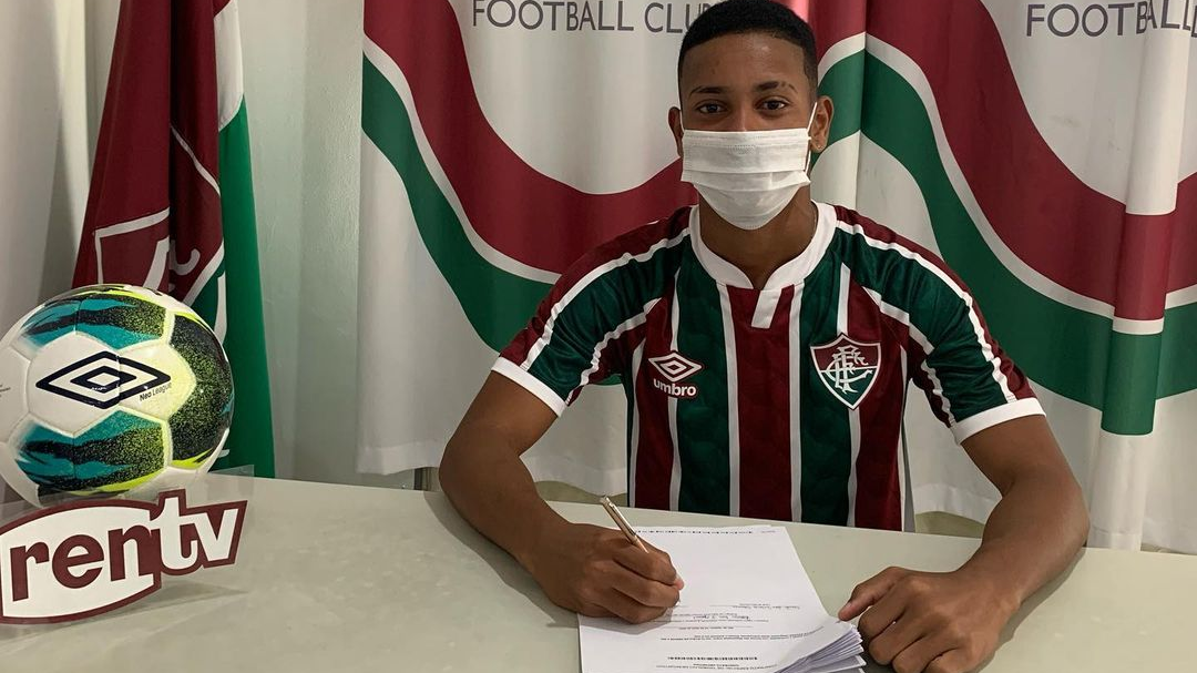 Fluminense assina contrato profissional com mais uma promessa do sub-17