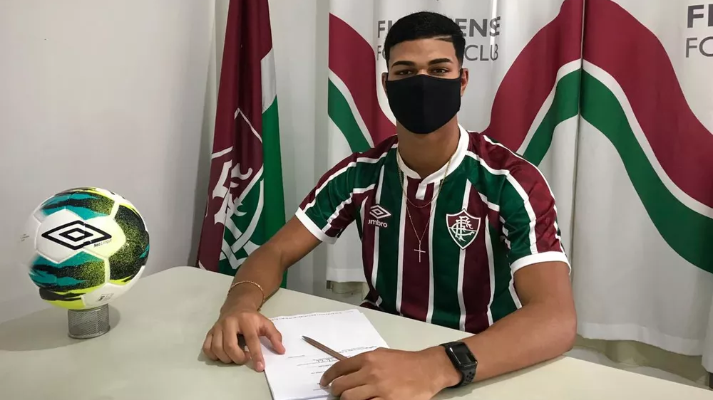 Fluminense firma contrato profissional com artilheiro de 16 anos