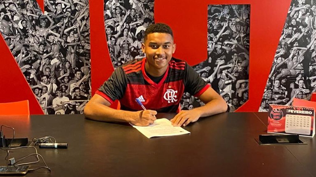 Flamengo assina contrato profissional com meia de 16 anos