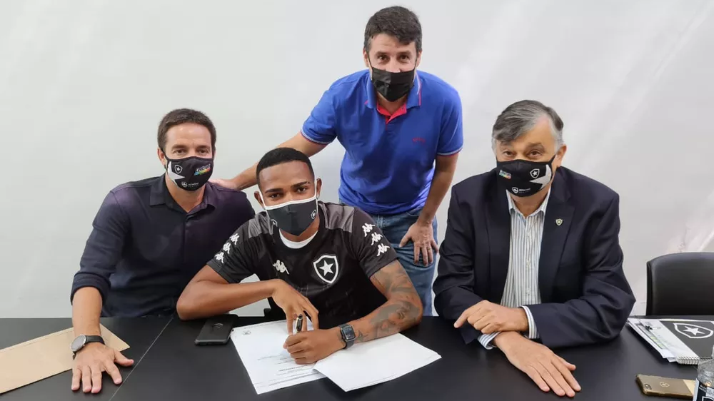 Botafogo assina primeiro contrato profissional com atacante do sub-20