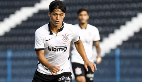 Corinthians acerta renovações com lateral e atacante do sub-23