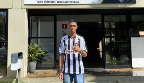 Zagueiro de 16 anos assina contrato com o Atlético-MG