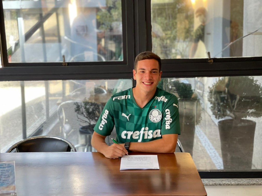 Palmeiras renova contrato de meio-campista de 18 anos