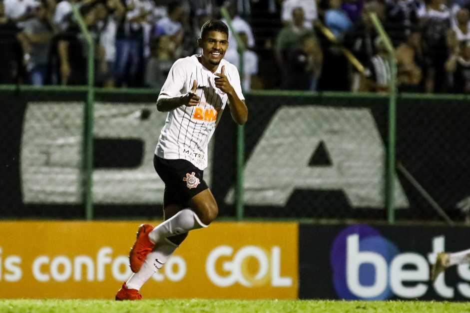 Zagueiro fica sem contrato e deixa o Corinthians