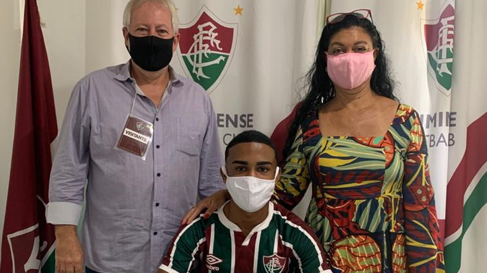 Zagueiro de 16 anos assina primeiro contrato profissional com o Fluminense