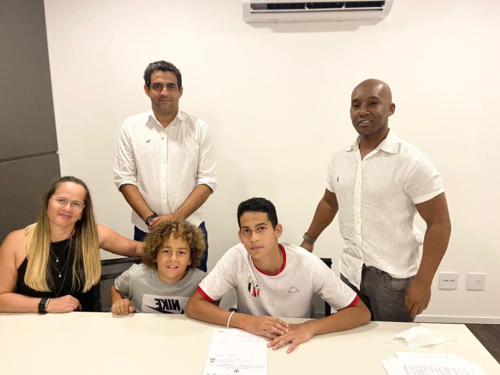 Botafogo-SP empresta três jogadores da base para clubes do Sul