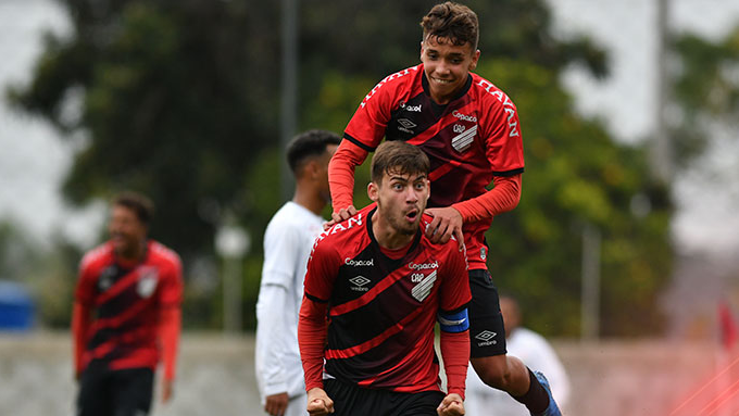 Com show de Emerson, Athletico-PR goleia Santos em sua estreia no Brasileirão Sub-17