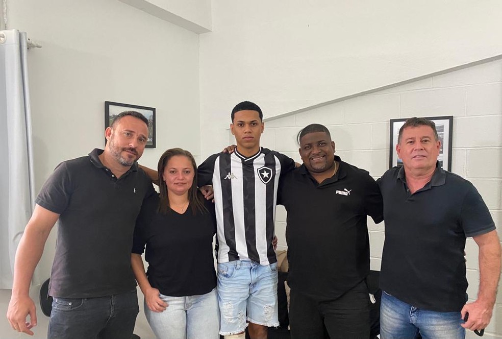 Lateral assina primeiro contrato profissional com o Botafogo