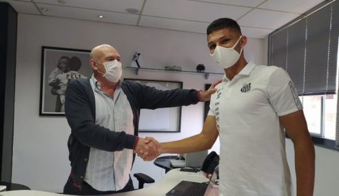 Santos anuncia renovação de contrato de zagueiro da base