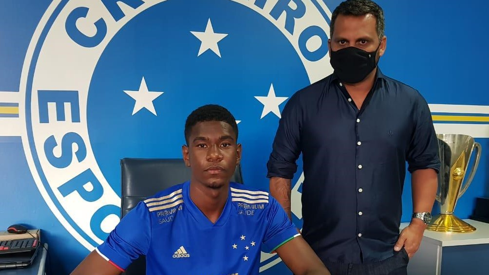 Zagueiro titular do sub-17 assina contrato com o Cruzeiro
