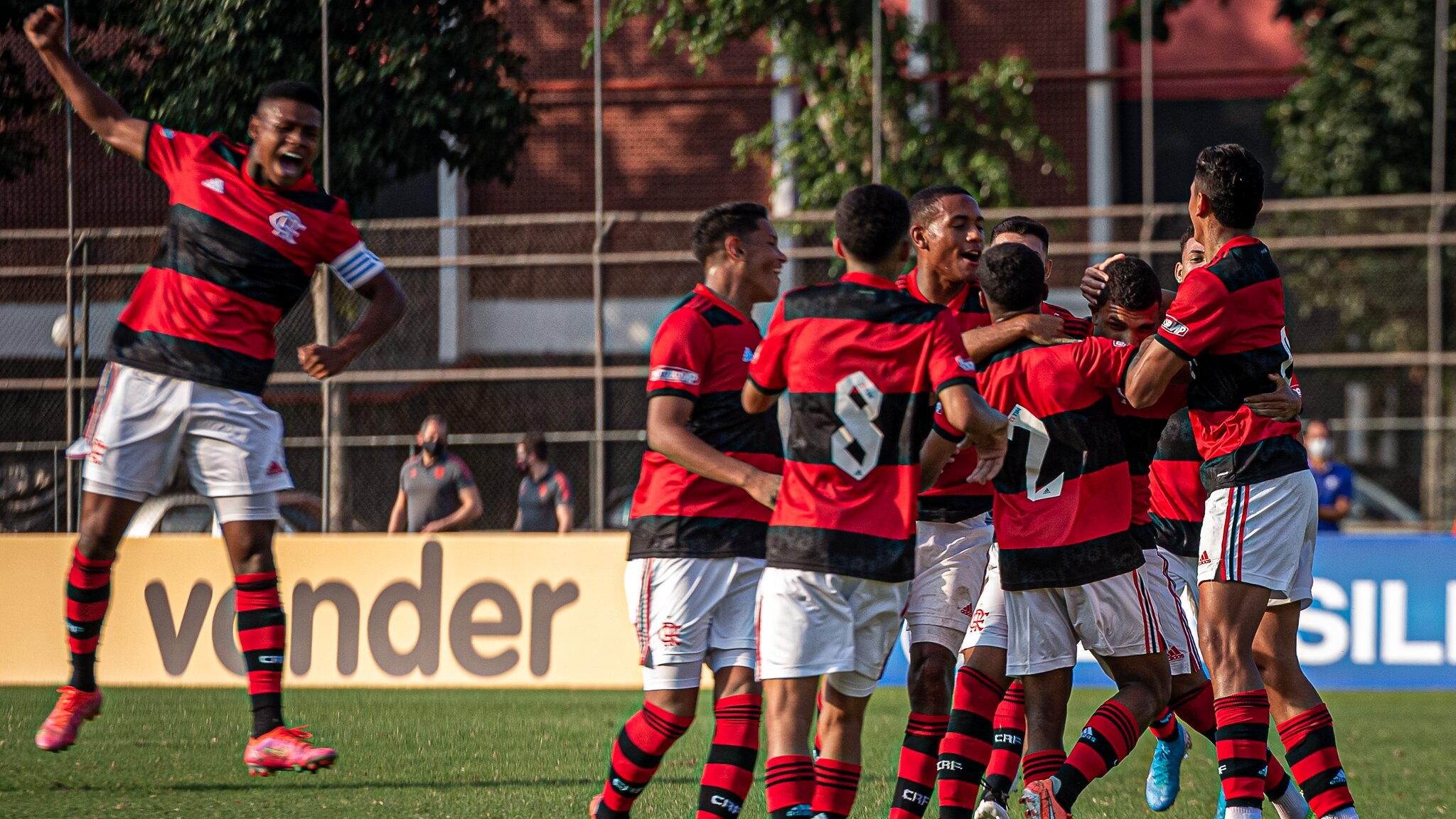 Flamengo vence, mantém 100% e afunda Botafogo no Brasileirão Sub-17