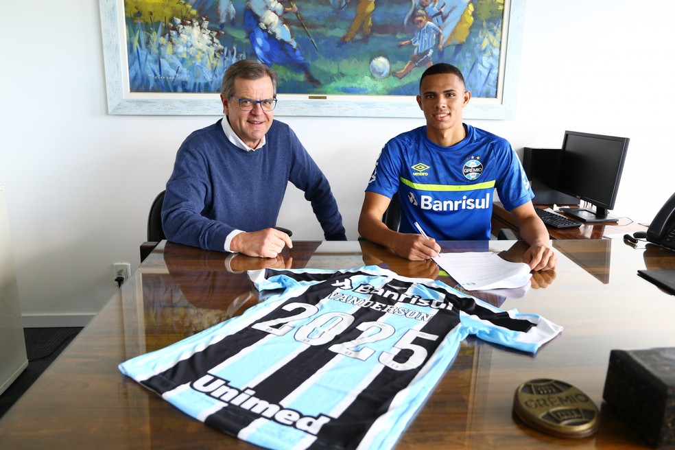 Grêmio renova contrato com Vanderson até 2025