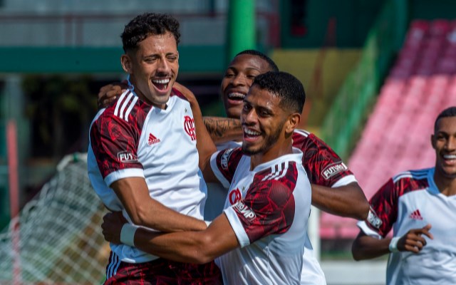 Flamengo vence a Portuguesa e segue líder no Carioca Sub-20
