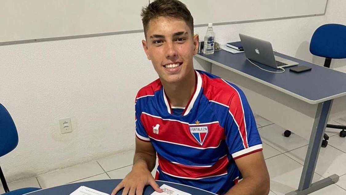Zagueiro assina primeiro contrato profissional com o Fortaleza