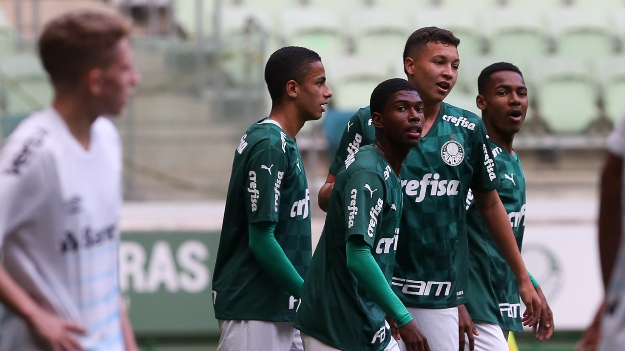 Palmeiras goleia, se classifica e elimina Grêmio do Brasileirão Sub-17