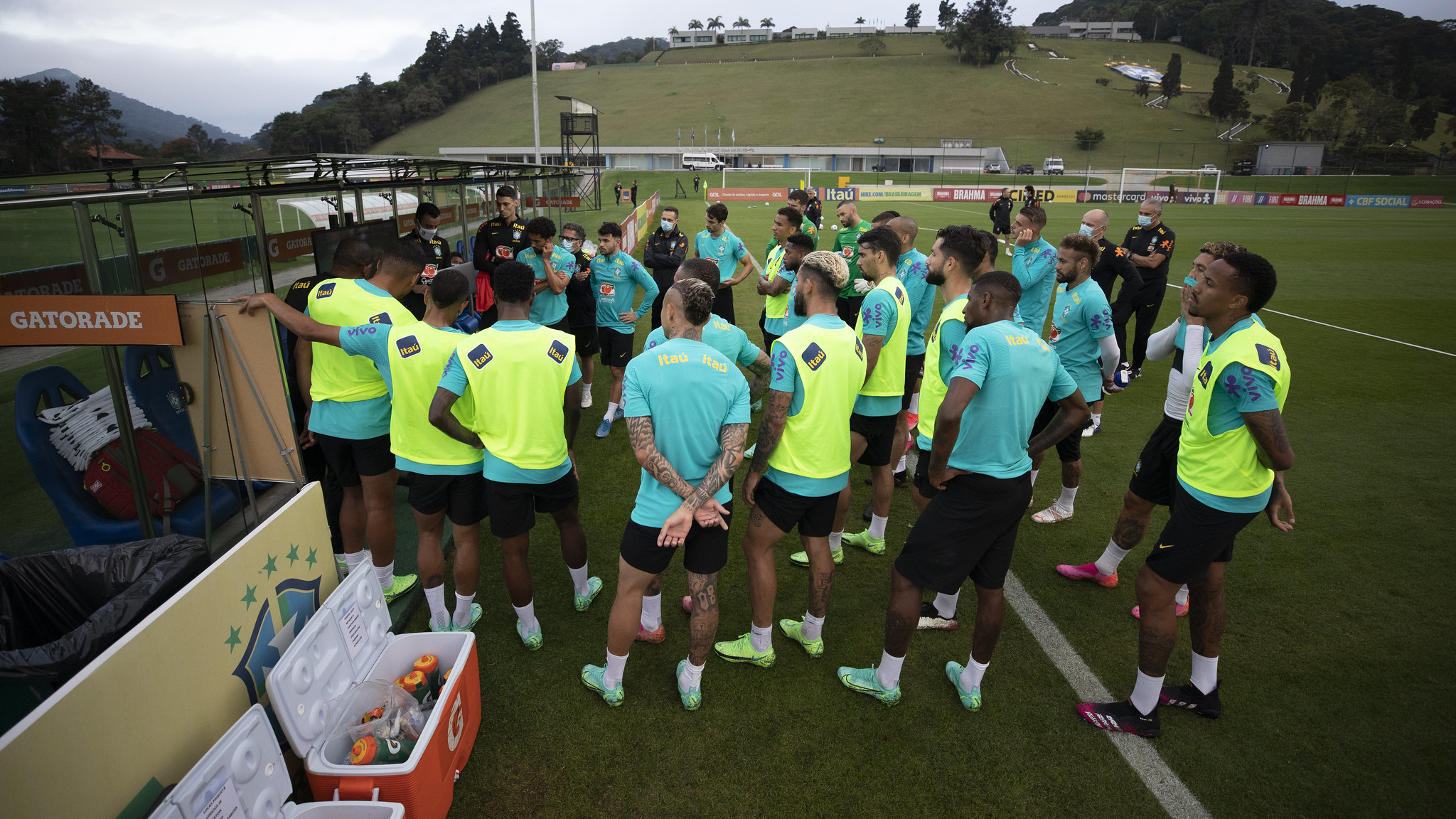 Quem são os cinco jovens chamados por Tite para treinar com a Seleção Brasileira?