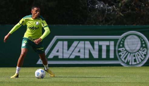 Zagueiro de 18 anos renova com o Palmeiras até 2026