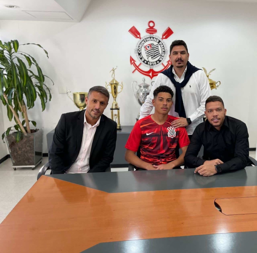 Goleiro assina primeiro contrato profissional com o Corinthians