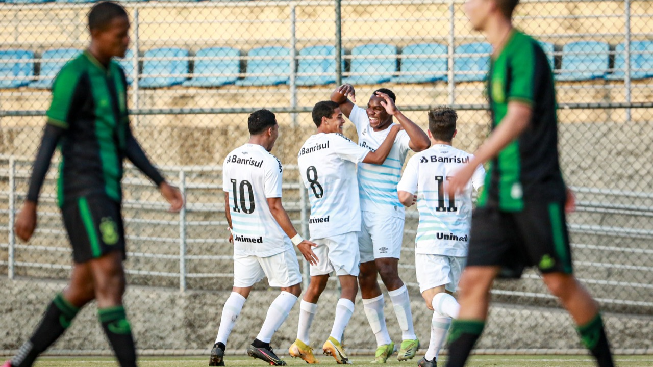 Grêmio bate América-MG fora de casa e encosta nos líderes do Brasileirão Sub-20