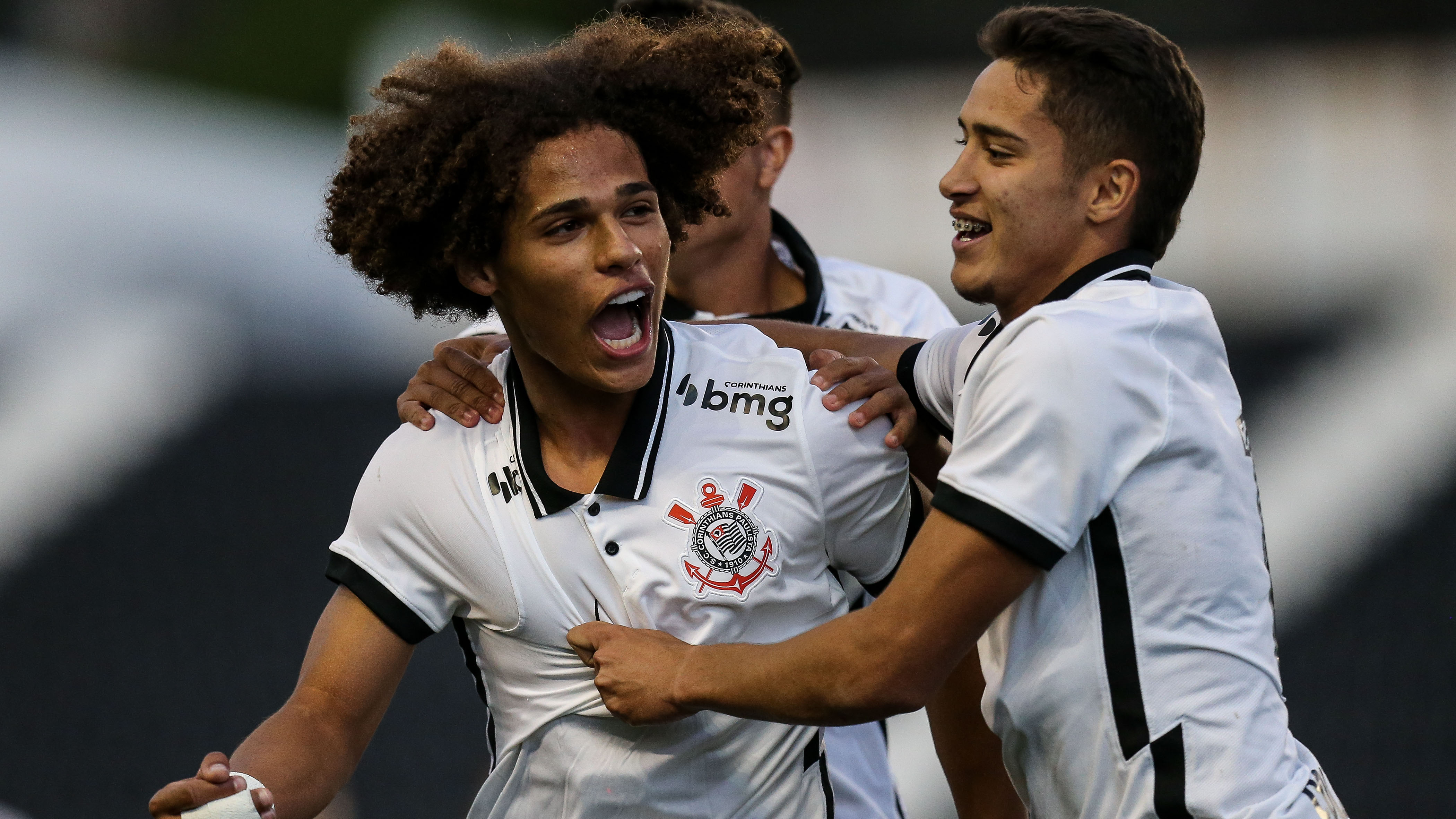 Corinthians desencanta no fim, supera América-MG e vence a primeira no Brasileirão Sub-20