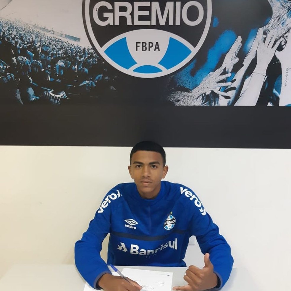 Filho de Tinga assina contrato de formação com o Grêmio