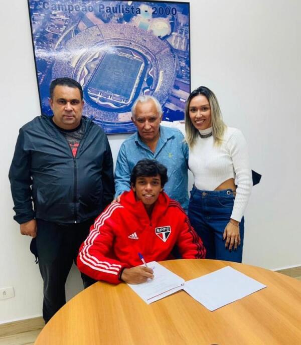 Meia do sub-17 assina primeiro contrato profissional com o São Paulo