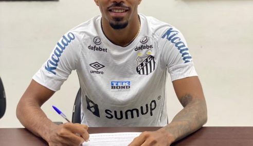 Santos assina por três anos com ex-lateral do Corinthians