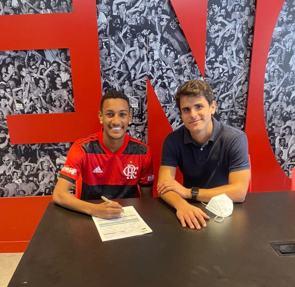 Filho do ex-jogador Beto assina contrato profissional com o Flamengo