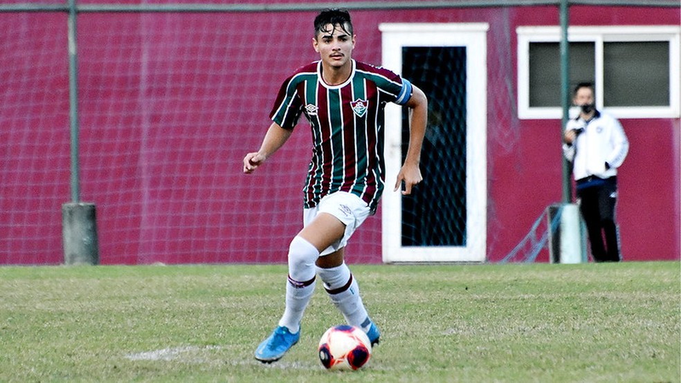 Fluminense renova contrato com zagueiro do sub-20