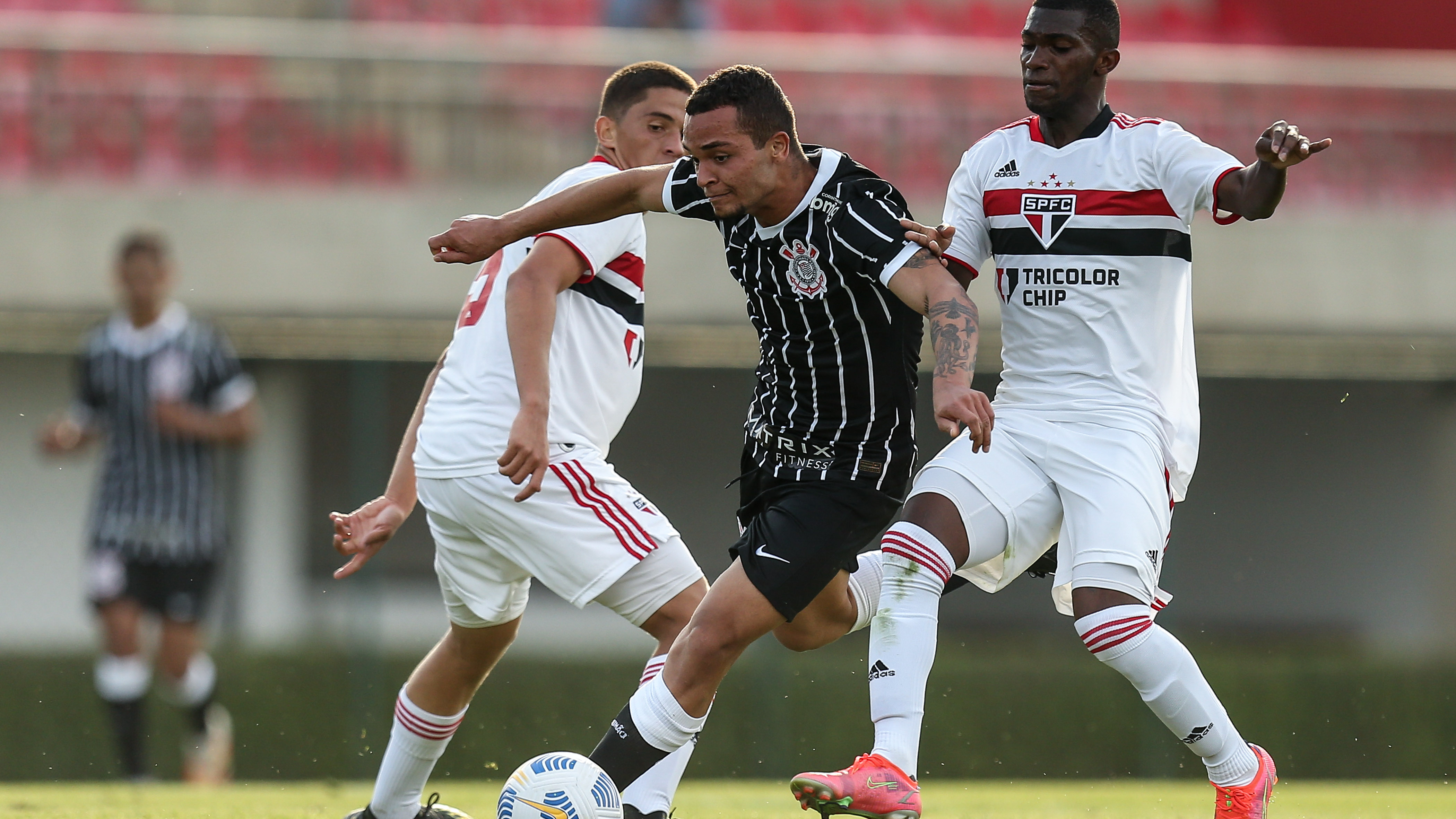 São Paulo sai na frente, Corinthians busca empate e lidera o