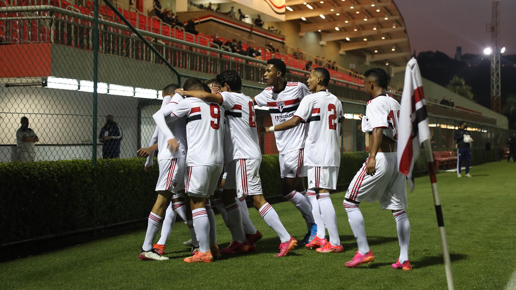 São Paulo goleia Fluminense e fica perto das semifinais do Brasileirão Sub-17
