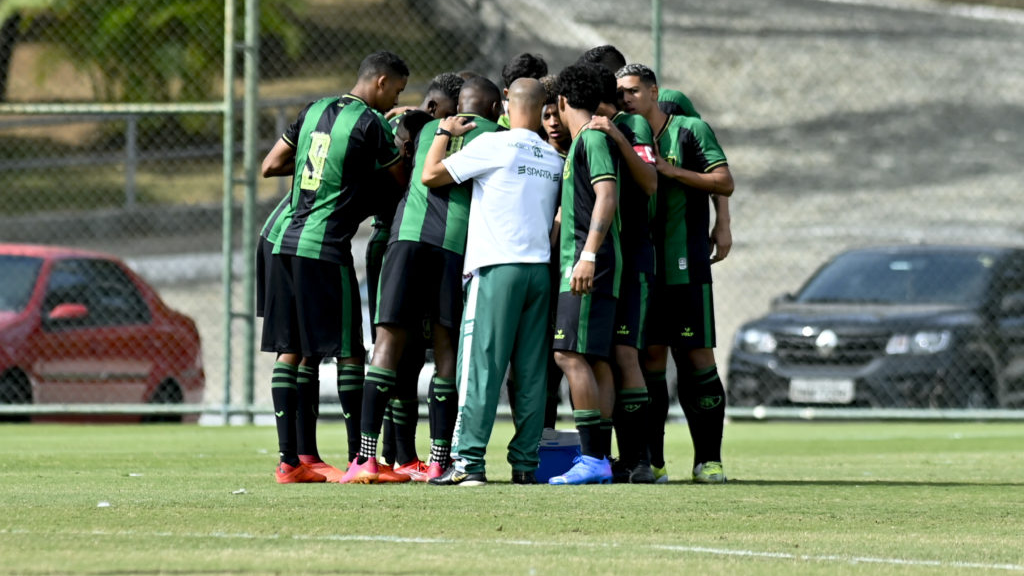 América goleia Minas Boca e fica perto das semifinais do Mineiro Sub-20