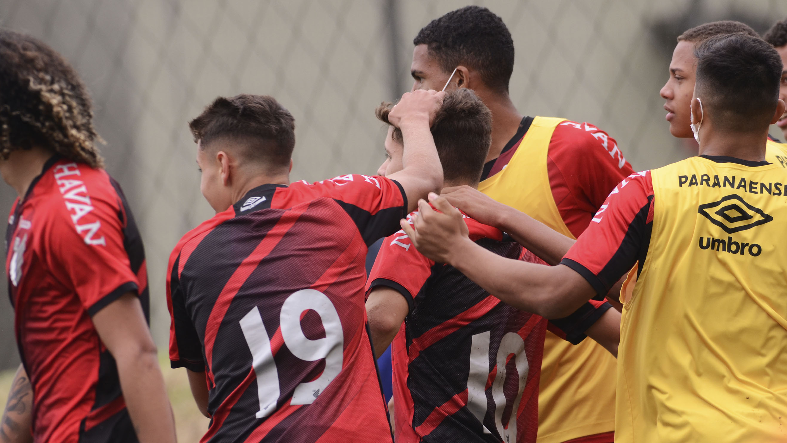 Com dois de Emerson, Athletico-PR vence CRB pelas oitavas da Copa do Brasil Sub-17