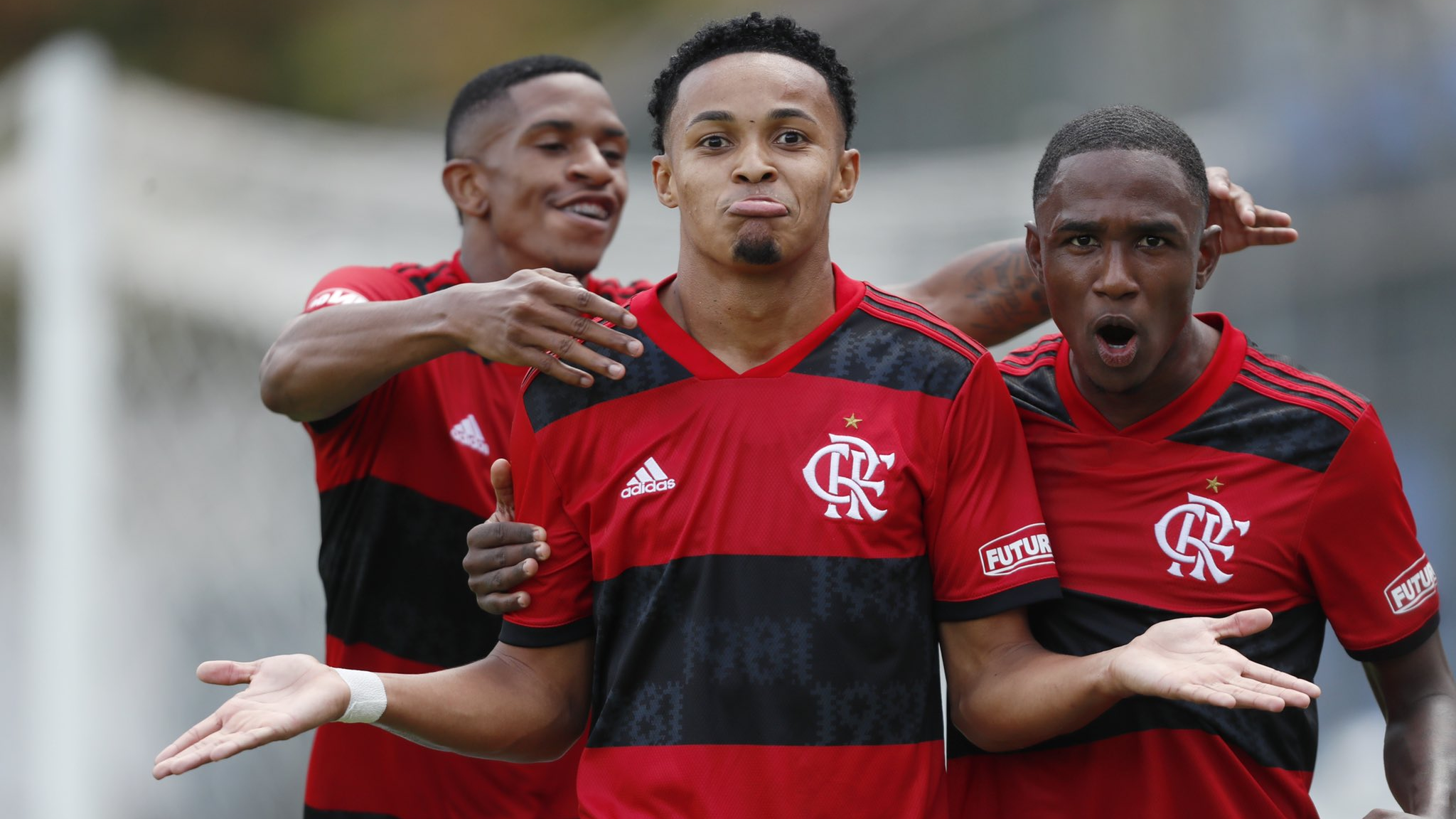 Em jogo de seis gols, Flamengo bate Fluminense e sobe no Brasileirão Sub-20