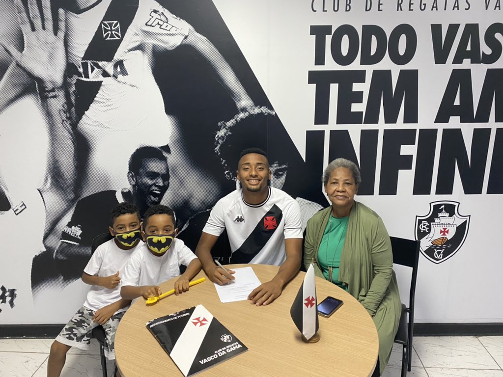Cauã Paixão comemora assinatura de contrato profissional com o Vasco