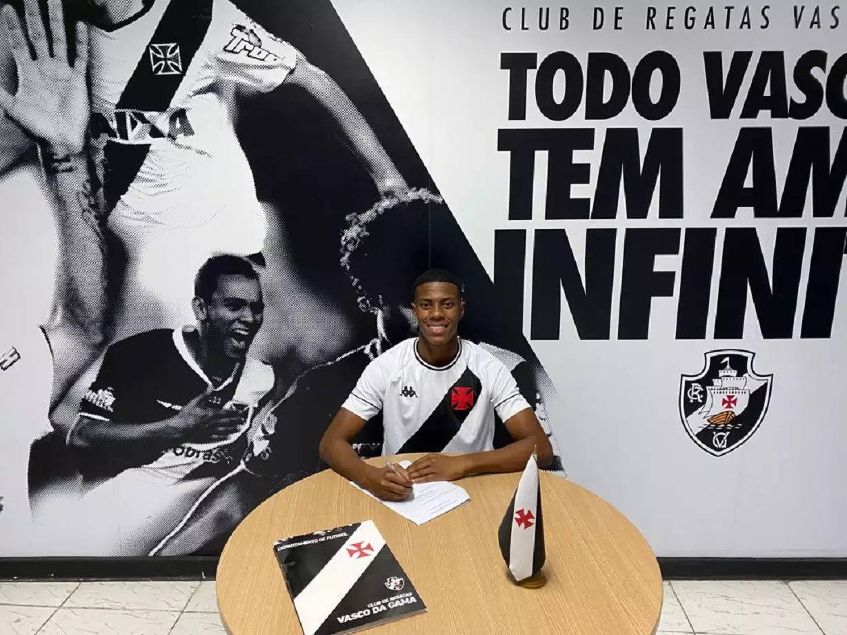 Meia do sub-17 do Vasco assina primeiro contrato profissional