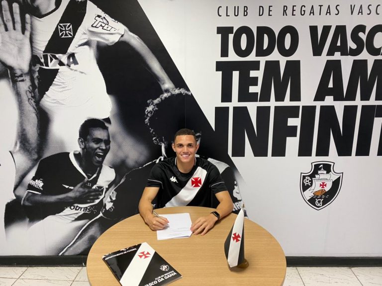 Vasco apresenta atacante ex-Palmeiras