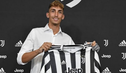 Juventus-ITA contrata jovem zagueiro do Milan-ITA