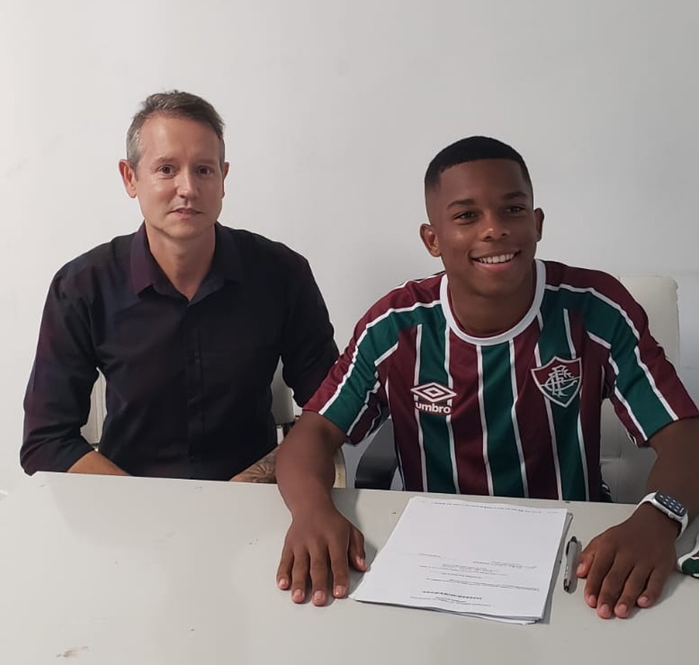 Fluminense assina primeiro contrato profissional com meia do sub-17