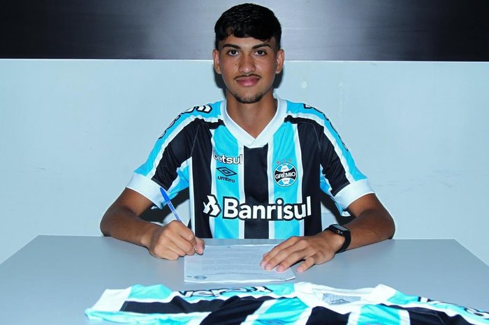 Zagueiro assina primeiro contrato profissional com o Grêmio