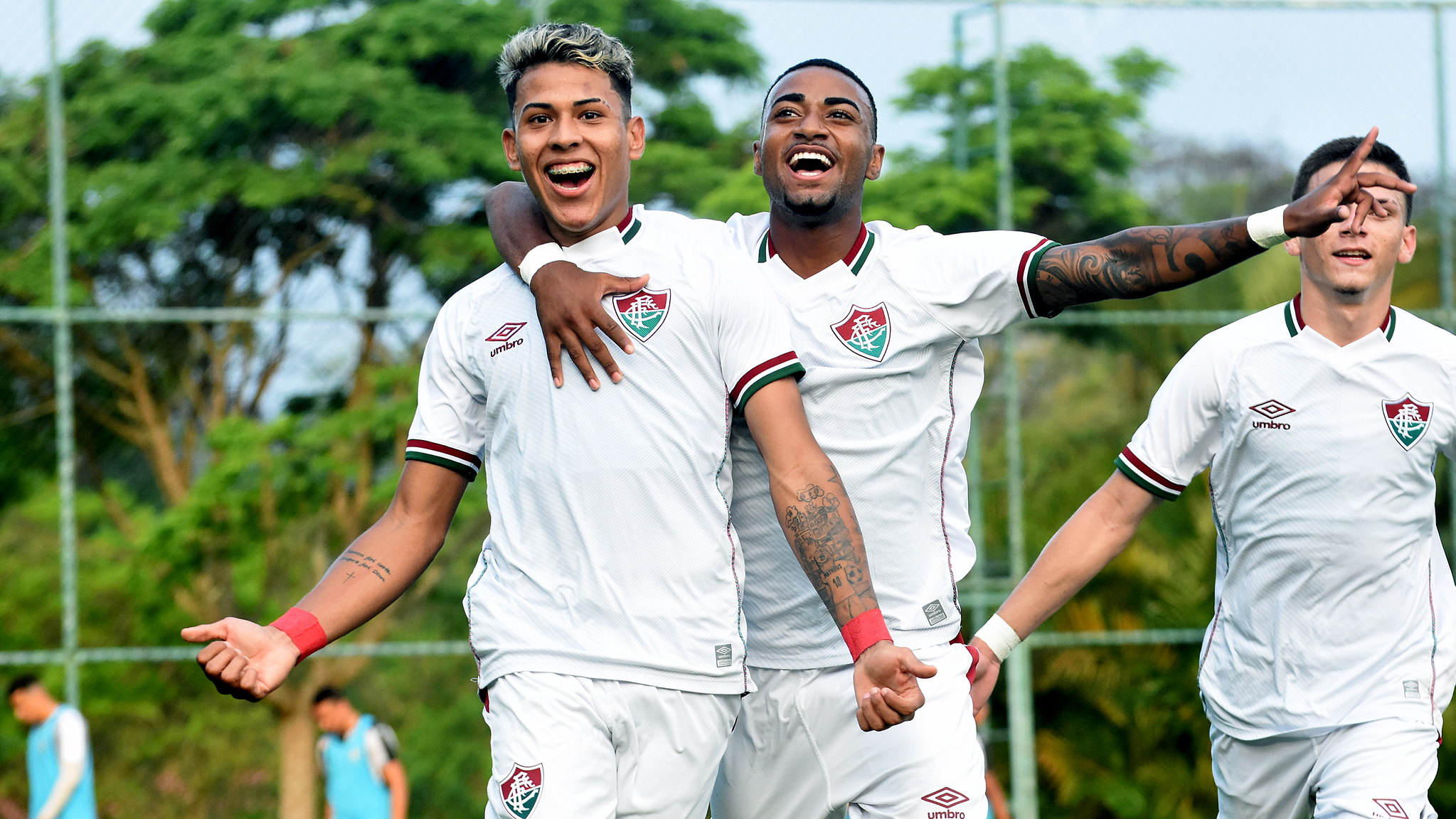 Dupla brilha, Fluminense goleia Botafogo e entra no G-8 do Brasileirão Sub-20